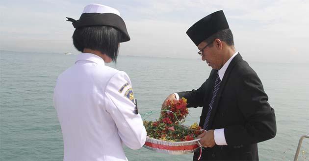 Hari Pahlawan, FKPD Batam Tabur Bunga di Laut Sengkuang